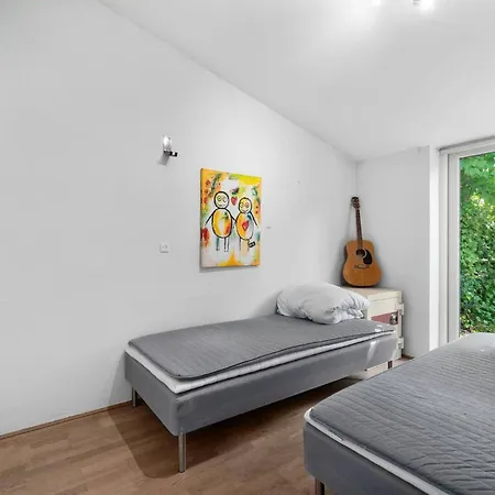 A Cosy Modern House By The Woods And Egå